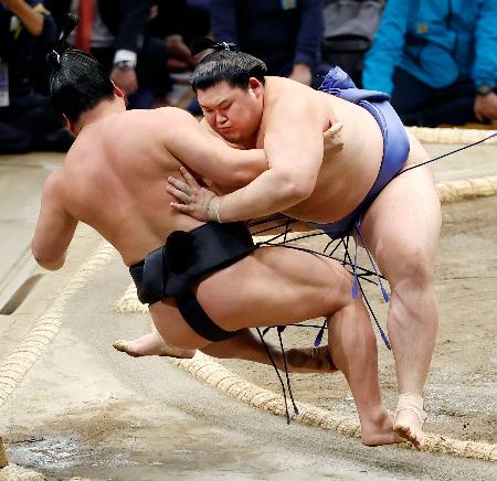 両横綱は白星、大関琴桜は３敗目　安青錦が初黒星で全勝２人に