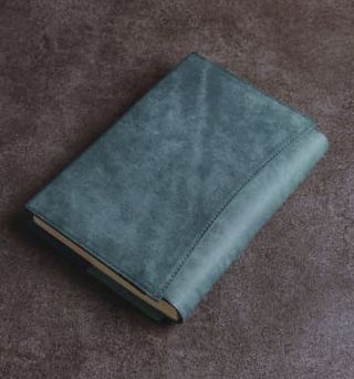 気になるブックカバー【経済トレンド】　異なる厚さに対応、透明製品、綿の布製も