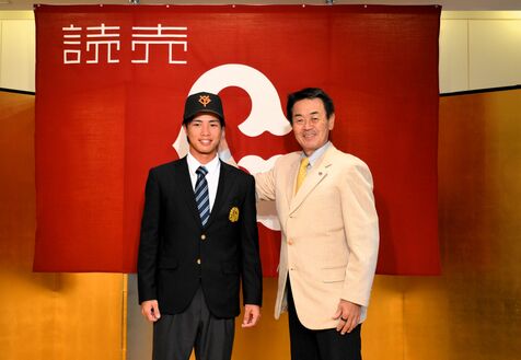 巨人3位指名の山城京平（興南高出）が仮契約　背番号36　「一年目は1軍定着目指す」