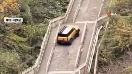999段の人気観光地"天国への階段”を車で駆け上がり失敗…タイヤにロープ絡まり？中国の自動車メーカー謝罪