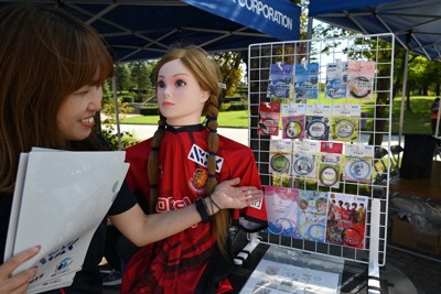 リーグコラボで人気　畑違いのメーカーが作る異色のヘアゴム