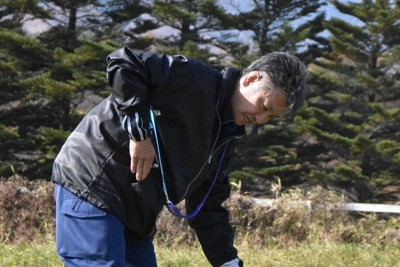 狭い場所は任せてね　「嘱託警察犬」に小型犬が初挑戦　山梨
