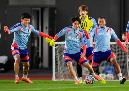 日本代表の守備的ＭＦ争い、激化　主将の遠藤「負けん気出す」