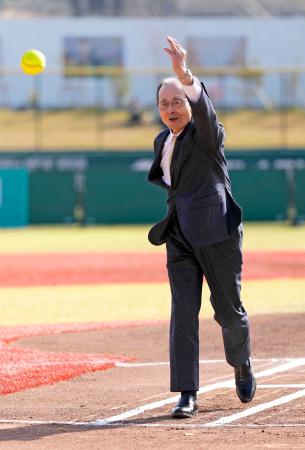 王会長、ソフトボール「重い」　ＪＤリーグ決勝で始球式