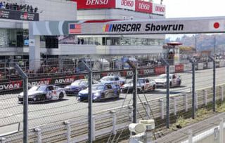 米人気レースの車両が日本で走行　関税影響下で相互理解促す