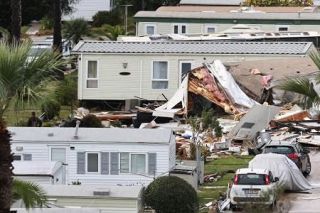 ポルトガル、嵐で３人死亡　英国では洪水被害も
