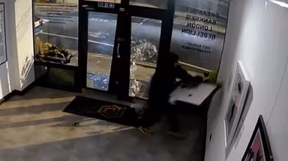 「わずか9秒」ガラス扉破りバンクシー作品盗む一部始終…男に禁錮1年1カ月の判決　5400万円相当の作品は無事回収