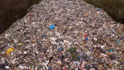豊かな自然が一面ゴミに…数百トンの廃棄物が緑を埋め尽くした“山”「甚大な環境災害」組織犯罪グループが不法投棄か　イギリス