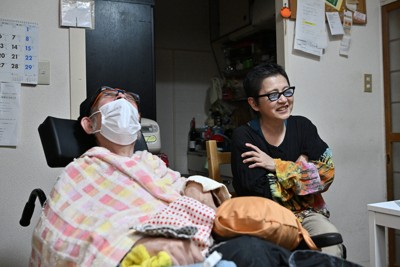 「大変でも、こっけい」　全身まひ、目で語る夫に妻は　前向き介護記