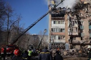 ウクライナ、攻撃で２５人死亡　集合住宅にロシアの巡航ミサイル