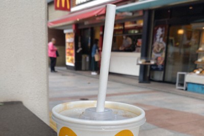 マクドナルド、紙ストロー終了へ　「ゴクゴク飲める」ふたに改良