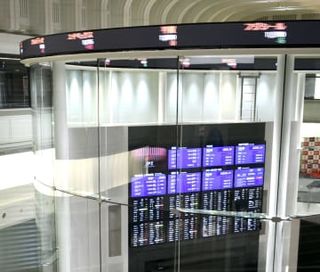 東証、午前終値4万9077円　反発し一時300円超高