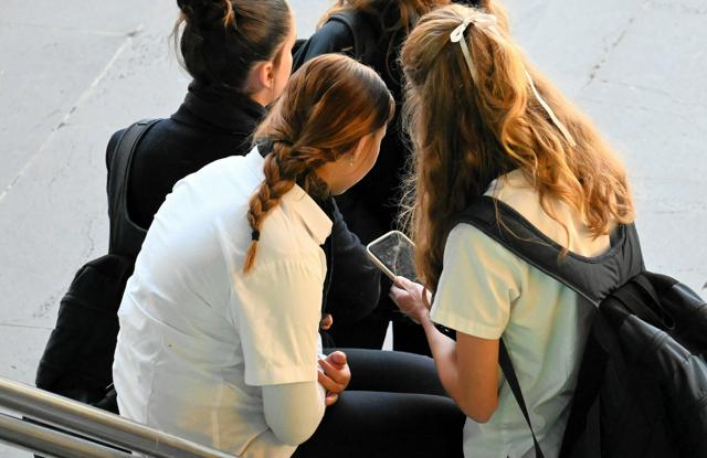 米メタ、豪州の16歳未満にアカウント削除周知　SNS規制法に対応