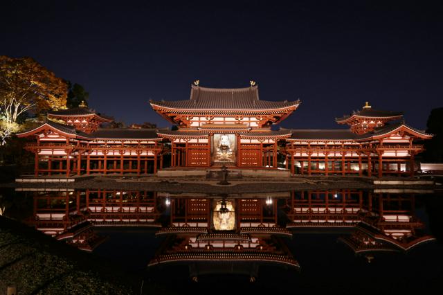 闇に浮かぶ鳳凰堂　世界遺産・平等院で夜間ライトアップ　22日から