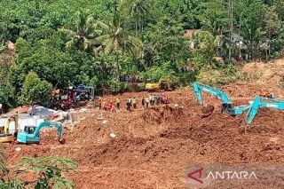 豪雨で地滑り、３０人死亡　インドネシア、不明２０人超