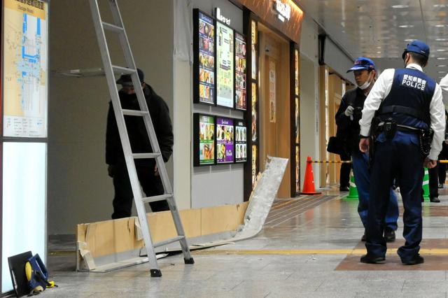 JR名古屋駅で重さ30キロの天井パネルが落下　男性1人が頭にけが