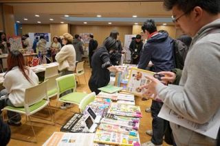 北京で緊張の中、日本文化を発信　大使館で読書会、ガンダムも