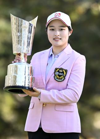 呉佳晏が初Ｖ、佐久間朱莉は２位　大王製紙女子ゴルフ
