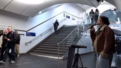 舞台はパリの地下鉄「メトロの音楽家」芸術の都で新たな才能発掘