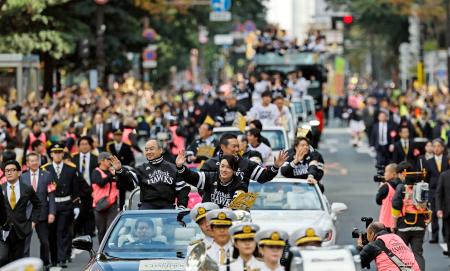 ソフトバンク２９万人Ｖパレード　小久保監督「改めて実感湧いた」