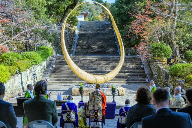 万博アイルランド館の大型モニュメント　京都・知恩院で公開