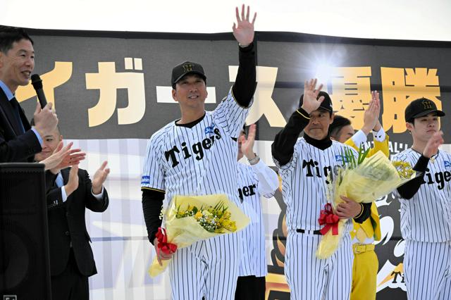 阪神が兵庫・西宮市民にリーグ優勝報告　藤川監督のひと言にどよめき