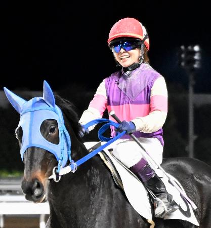 女性最多勝の宮下瞳騎手、引退式　名古屋競馬場、調教師に