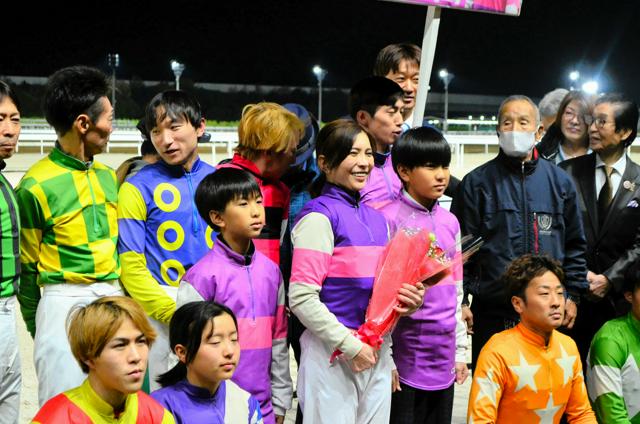 女性騎手で最多1382勝の宮下瞳騎手が引退　12月から調教師に