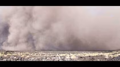 1万2000年休眠の火山が突然噴火し近隣村が灰で覆われフライト欠航も…噴煙はエチオピアからアラビア半島まで