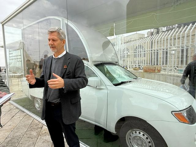 前ローマ教皇の日本車、動く診療所に　ガザの子どもに「希望」送る