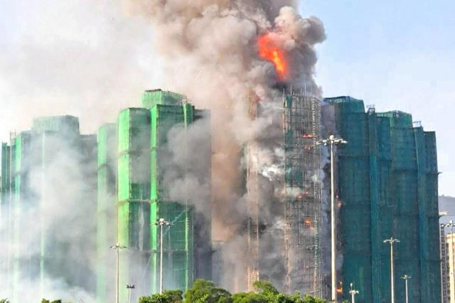 香港の高層住宅で火災、4人死亡3人けが　修繕工事の足場から出火か