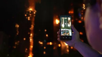 死者36人、279人連絡とれず…香港高層住宅の大規模火災で消火活動続く　補修工事の竹の足場から火の粉が燃え移ったか