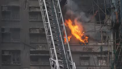 「知り合いのおばあちゃんも連絡つかない」建物に取り残された人いる可能性　香港の高層住宅火災鎮火のめど立たず