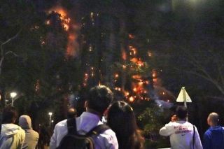 煙立ちこめ、響く爆発音　香港、住民「妻と連絡付かず」