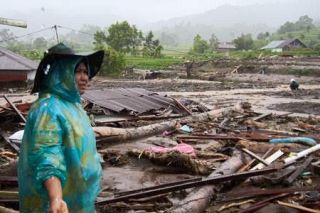 豪雨の死者４５人に　インドネシア、各地で洪水