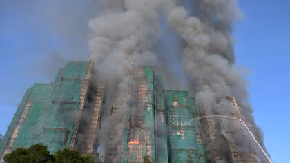 「妻に逃げなさいと伝えたが…」香港高層住宅火災279人と連絡とれず　“可燃性の発泡スチロール”で被害拡大か