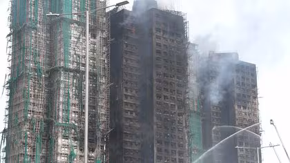 香港の高層住宅大規模火災　依然300人近くと連絡取れず　外壁の修繕工事中…海沿いの風の影響で一気に燃え広がったか