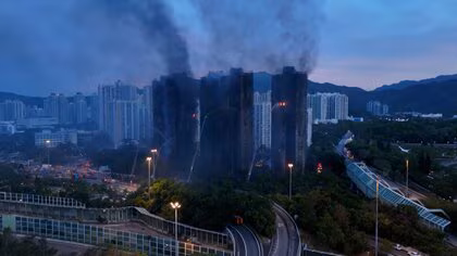 被害拡大し死者44人に…香港高層住宅火災で279人と連絡取れず　改修工事が火災拡大招いた？業者の取締役ら3人逮捕　
