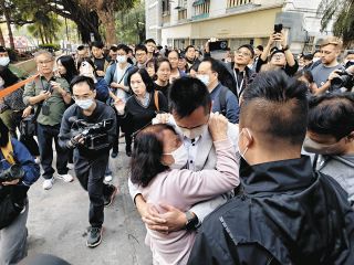 香港タワマン火災「なぜ私の家が…」家族の無事分からず泣き崩れる人々　55人死亡「警報聞こえなかった」