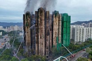 香港火災死者５５人不明２７９人　高層住宅補修請け負いの３人逮捕