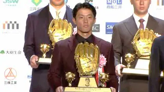 5年連続GG賞の楽天・辰己涼介、今年は“えんじ色のスーツ”　昨年の“全身ゴールド”から一転、大人の雰囲気で表彰式に登場