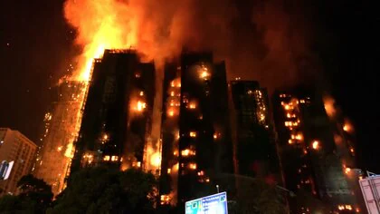 香港の高層住宅火災で14人死亡　補修工事の竹の足場から火の粉が風で燃え移ったか