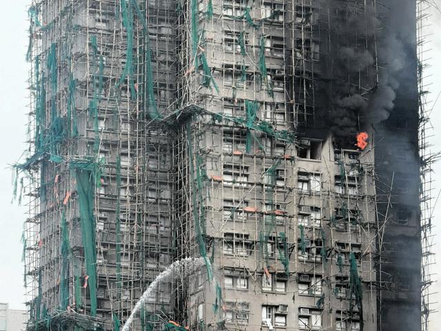 香港の火災、62人の救助活動なお続く　死者は65人に