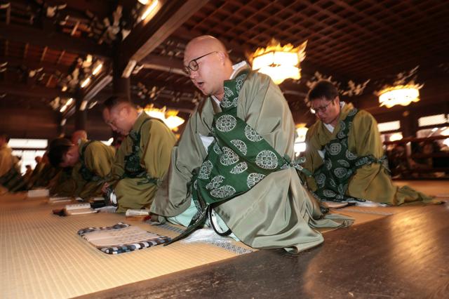 親鸞しのぶ報恩講で「坂東曲」　体揺らし念仏や和讃　京都・東本願寺