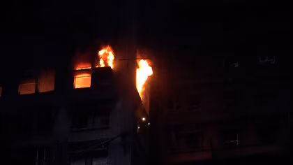 香港の高層住宅大規模火災これまでに83人死亡確認・200人以上と連絡取れず　夜を徹しての救助活動