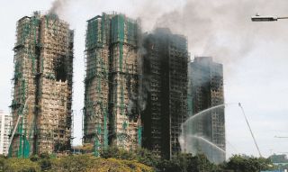 香港タワマン火災、救助や避難が遅れたのは？　「足場」「保護板」と「高齢化」…指摘された中国過ぎる事情