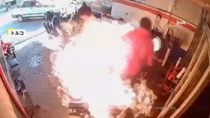 「一瞬で炎に包まれ…」バイク工場が大炎上でパニック状態　解体中のビルが崩壊し一面真っ白に　トルコ