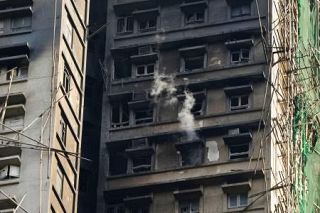 香港火災、黒い袋を次々に搬出　くすぶる白煙、不安げな避難住民