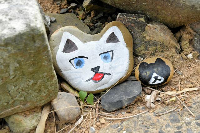 自作の猫の石をお気に入りの場所に　「もったいない」島の楽しみ方