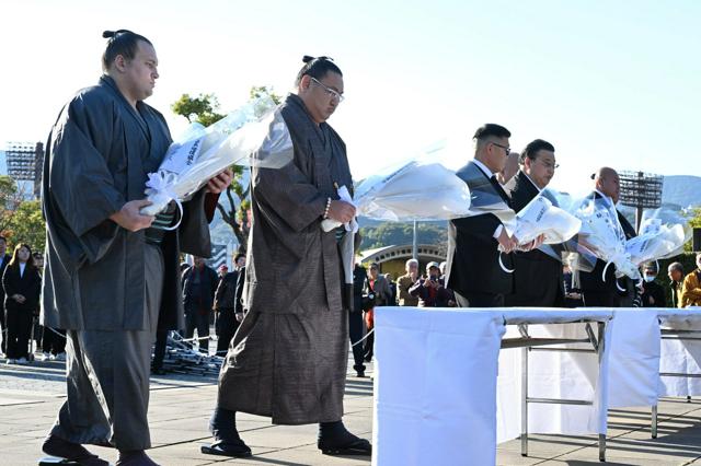 ウクライナ出身の安青錦「平和が一番大切」　長崎の平和公園で献花